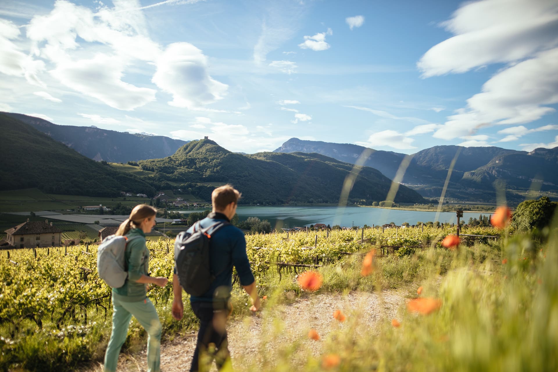 Erkunden Sie die schönsten Wanderungen in Eppan, wie etwa zu den geheimnisvollen Eislöchern oder den Eppaner Höhenweg mit seiner atemberaubenden Aussicht, die bei Wanderern für ein einmaliges Naturerlebnis sorgen.